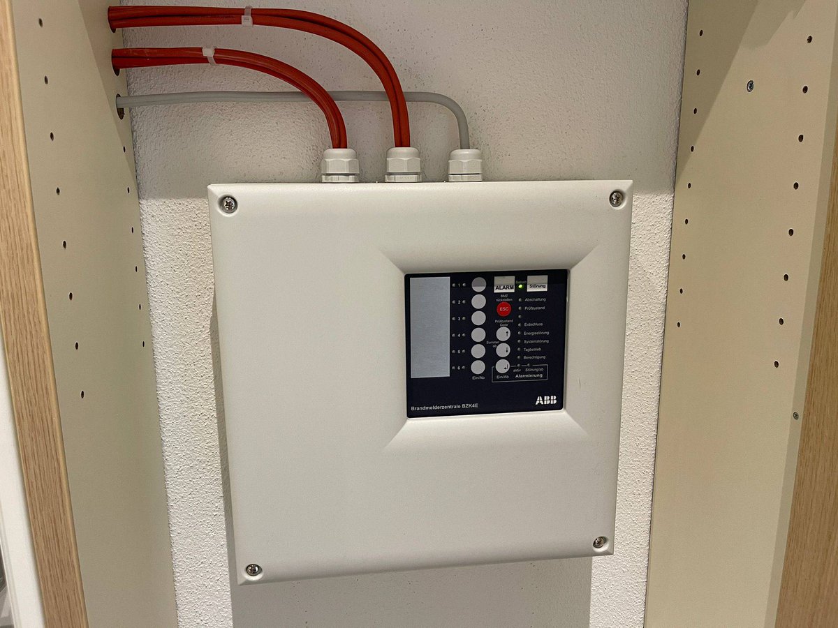 Michael52037051's tweet photo. #Brandmeldezentrale von ABB in einem #Bürogebäude installiert.

 @abbdeutschland 

#Feuer #Brand #Brandgefahr #Brandmelder #Handmelder #Feuermelder #Rauchmelder #Feuerwehr #Alarm #Sirene #Sicherheit https://t.co/1LIQp5vCgp