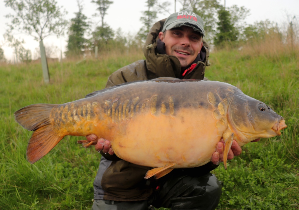 DNABaitsUK's tweet photo. DNA's very own Chris Hornsby found himself amongst the action when he paid a recent visit to Embryo's Norton Disney day-ticket complex, landing four twenties amongst a six-fish catch on Turner’s Lake.
#dnabaits #stickysweet #carpfishing https://t.co/0jlRMwYFIf