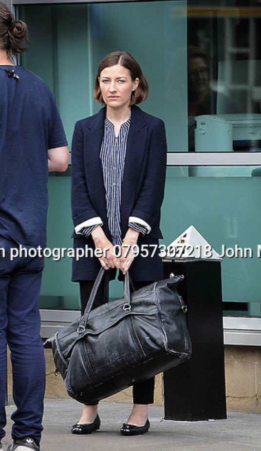KellyMacFan's tweet photo. The size of the bag, it’s bigger than her 😩 https://t.co/7pWaANsXmL