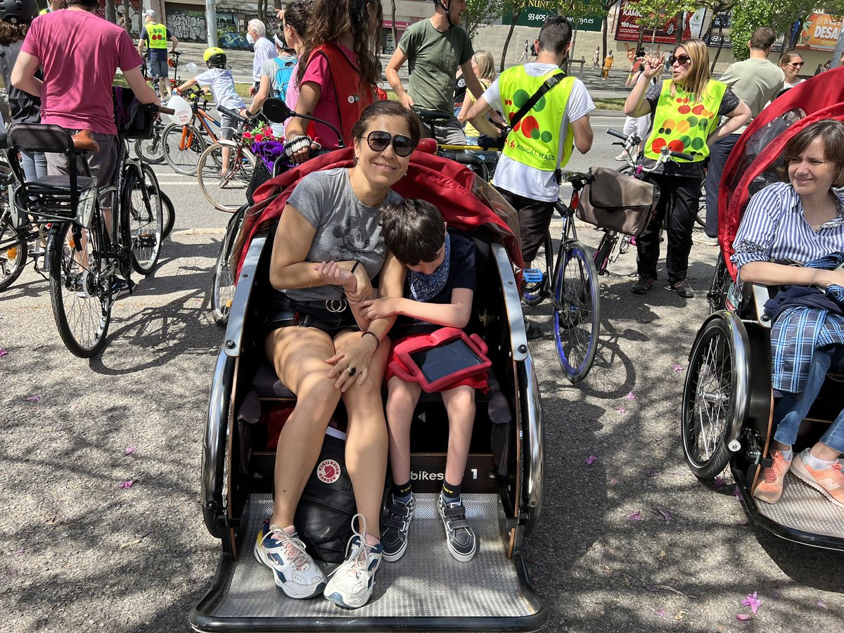 PierreCaire's tweet photo. Todo a punto para salir de paseo con #KidicalMass y disfruta esta nueva experiencia de pasear en bici con Bruno!
Pequeños gestos que normalizan la vida y para las familias con hijos especiales significa mucho!! 
🔝🔝🔝
#OcioInclusivo 
@enbicisenseedat gracias!!! https://t.co/6aP94uOpgn