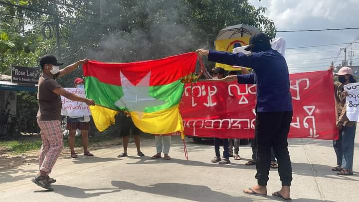 miN13700's tweet photo. Revolutionary students and youths staged an anti-junta protest in Yangon on May 15, by holding the banner reading "There's no shelter under the plain of injustice" and burning 2008 constitution flag.

JUNTA MASSACRE
#2022May15Coup
#WhatsHappeninglnMyanmar https://t.co/7cUit1o0La