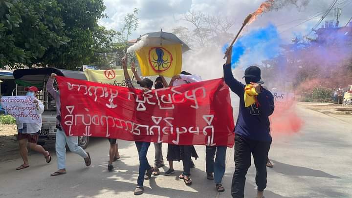 miN13700's tweet photo. Revolutionary students and youths staged an anti-junta protest in Yangon on May 15, by holding the banner reading "There's no shelter under the plain of injustice" and burning 2008 constitution flag.

JUNTA MASSACRE
#2022May15Coup
#WhatsHappeninglnMyanmar https://t.co/7cUit1o0La