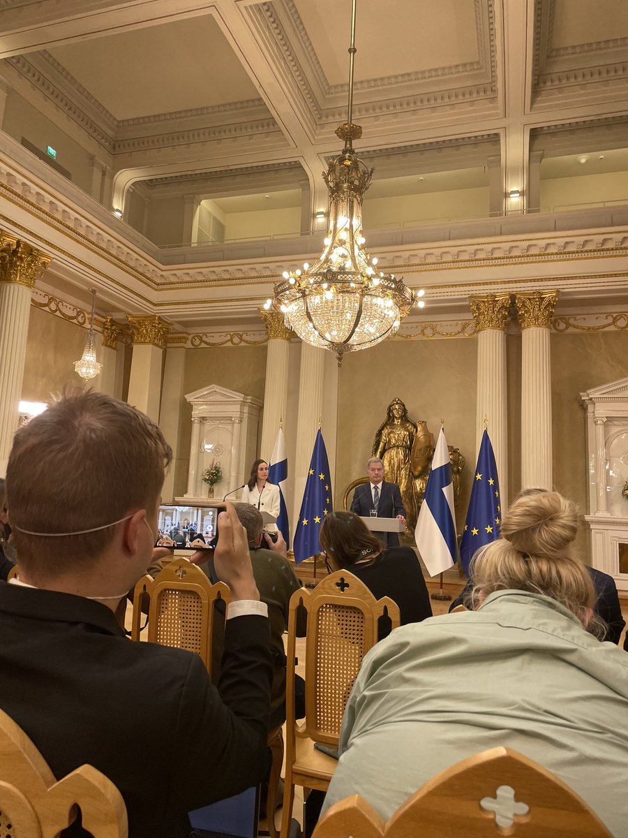 Presskonferens med Finlands statsminister och president. Niinistö talar kort på svenska om Finlands relation till Sverige i NATO-frågan: ”Man har sagt att Finlands sak är vår. Nu kan vi säga: Sveriges sak är vår.”