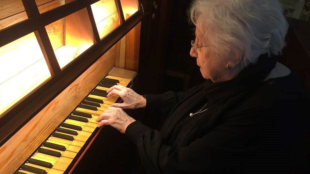 femlescat's tweet photo. Alguns dels reconeixements que ha assolit són La Creu de Sant Jordi, el Premi Nacional de Música i un doctorat Honoris Causa. Amb 96 anys continua oferint concerts i fent enregistraments, convertint-se en la persona més longeva del món en aquesta especialitat. #FemLes #Musica https://t.co/4SSlYD2vc4