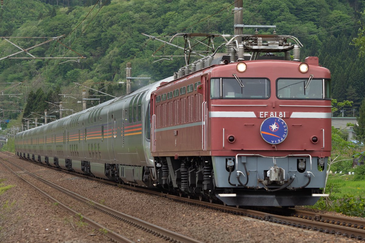 katppechin's tweet photo. 2022.5.15 EF81-81牽引
カシオペア紀行 　返却回送
薄曇りの編成写真向きの光線でした。
久しぶりに能代以北の奥羽線撮影。 https://t.co/qXsJ3BVqyK