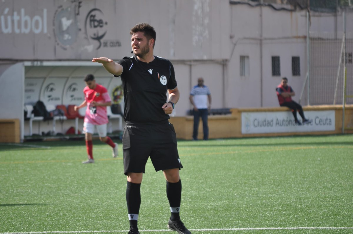 CTARFFCE's tweet photo. 🌞Domingos de fútbol, domingos felices 😊

¡Continuamos! Fútbol y Fútbol Sala 👌, que el balón ⚽ no deje de rodar 🔃

⚫ ⚪
#CTAFFCE
#FFCE
#JuntosPorElFutbolDeCeuta
#CEUTA https://t.co/Hxx9GitFZd