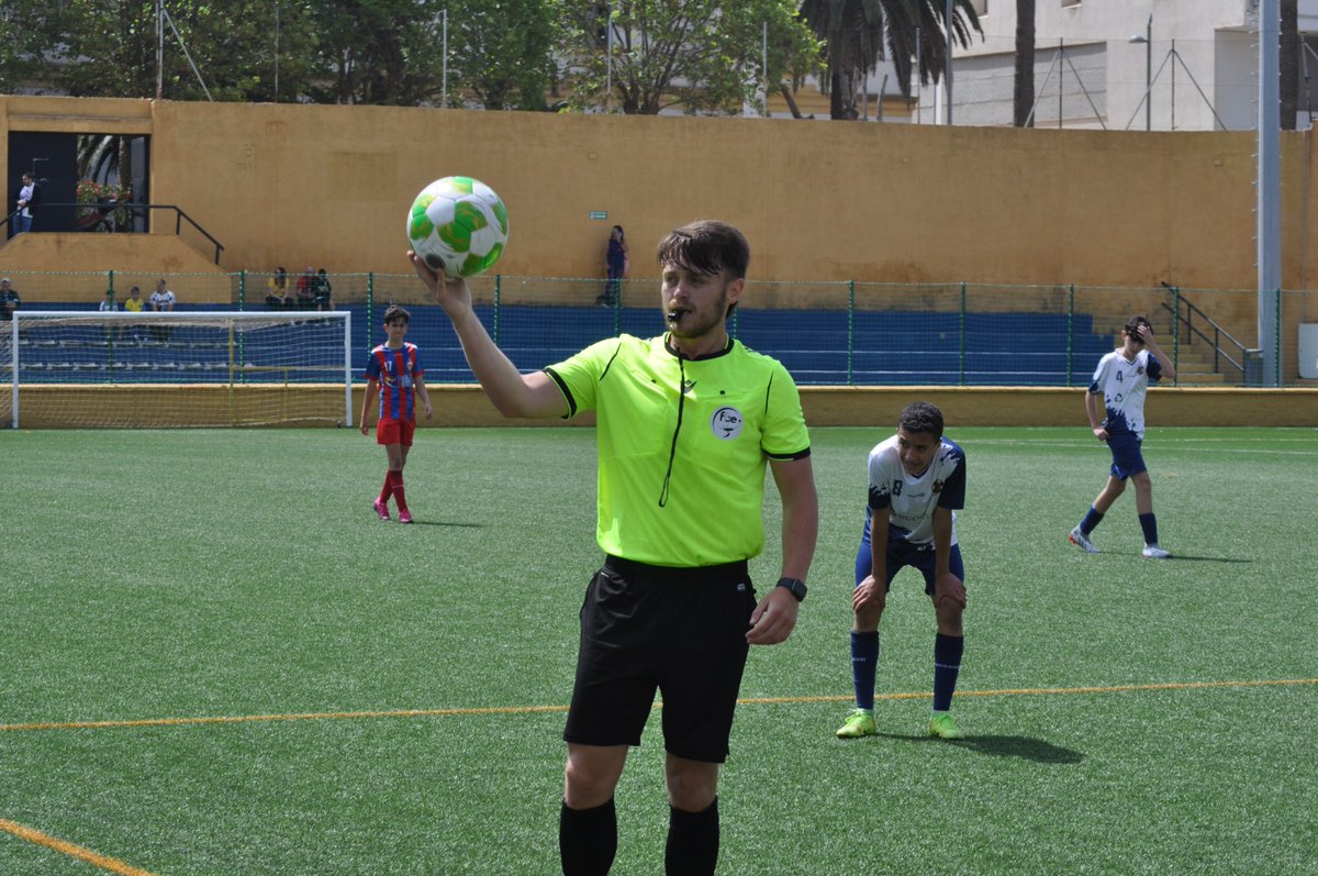 CTARFFCE's tweet photo. 🌞Domingos de fútbol, domingos felices 😊

¡Continuamos! Fútbol y Fútbol Sala 👌, que el balón ⚽ no deje de rodar 🔃

⚫ ⚪
#CTAFFCE
#FFCE
#JuntosPorElFutbolDeCeuta
#CEUTA https://t.co/Hxx9GitFZd