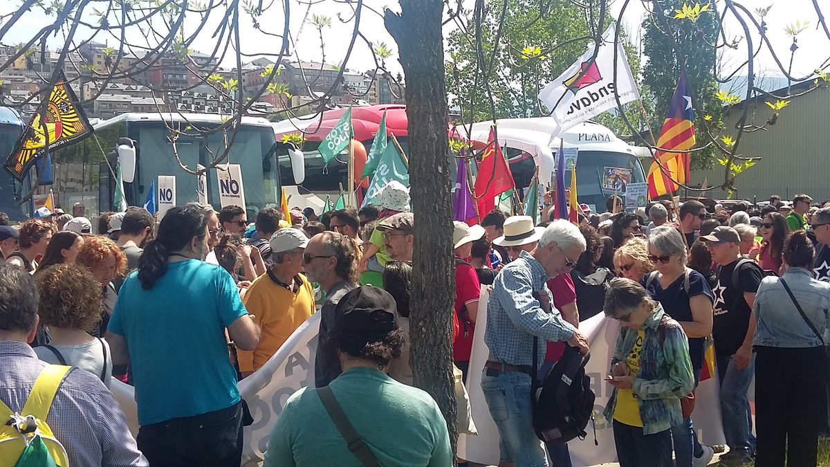 Avui som a la manifestació de #Puigcerdà donant suport a les companyes d'<a href="/stopjjoo/">Plataforma #StopJJOO</a> amb molta més gent. Compartim lluites per defensar la terra i la vida. Per un #PirineuViu #StopJJOO