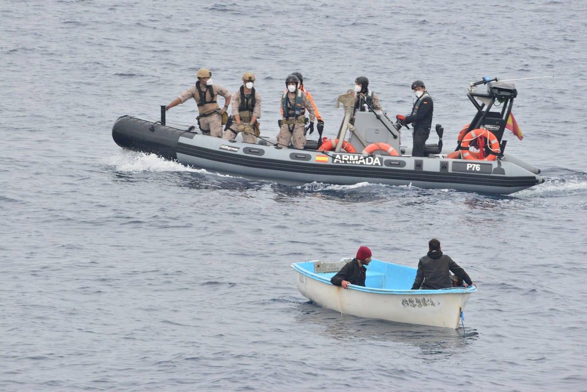 EMADmde's tweet photo. El Patrullero de Altura  Infanta Elena ha rescatado una embarcación a la deriva con inmigrantes a bordo. El Infanta Elena se encuentra en el Mediterráneo realizando tareas de vigilancia y seguridad marítima. @Armada_esp https://t.co/LEa4U69jTn