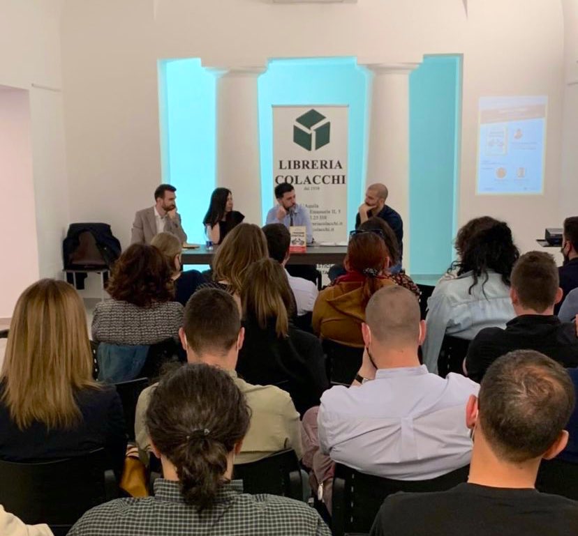 IISS_Roma's tweet photo. Libreria Colacchi #Laquila 
Presentazione #ilpiaceredigitale
Quasi 40 persone presenti! 

Grazie 
Dott.ssa Valentina Ciaccio
@ValeCiaccio 
Dott. Fabio Cortelli
Roberto Ciuffini

@univaq @laquilarinasce @ComuneLAquila @AQVoltaLaCarta @laquilablog @Il_Centro @GiuntiEditore https://t.co/pi83sjx4X0