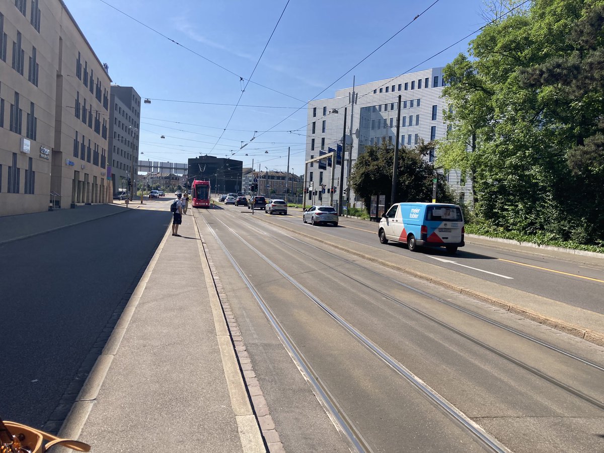 VcdBayern's tweet photo. Nicht alles perfekt im #oepnv in @BaselStadt An Tramstation „Großepeterstrasse“ schmale #Bahnsteige & Haltestelle nicht sofort als solche erkennbar. Straße einwärts noch 2streifig für #MIV. Auswärts schon #Fahrrad streifen. #Haltestelle erschließt u.a. 3 Hotels. @VCSbeiderBasel https://t.co/QP0Y0JW6Ne