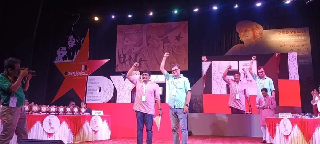 SaddyWings's tweet photo. DYFI ১১ তম সর্বভারতীয় সম্মেলন থেকে নব-নির্বাচিত কেন্দ্রীয় কমিটি। নবনির্বাচিত কেন্দ্রীয় কমিটির সভাপতি হলেন কমঃ এ. এ. রহিম এবং সাধারণ সম্পাদক কমরেড হিমগ্নরাজ ভট্টাচার্য্য ‌।
সংগ্রামী অভিনন্দন । লাল সেলাম।
♥️✊
#DYFI11thAllIndiaConference 
#DYFI https://t.co/OYQOfB42DJ