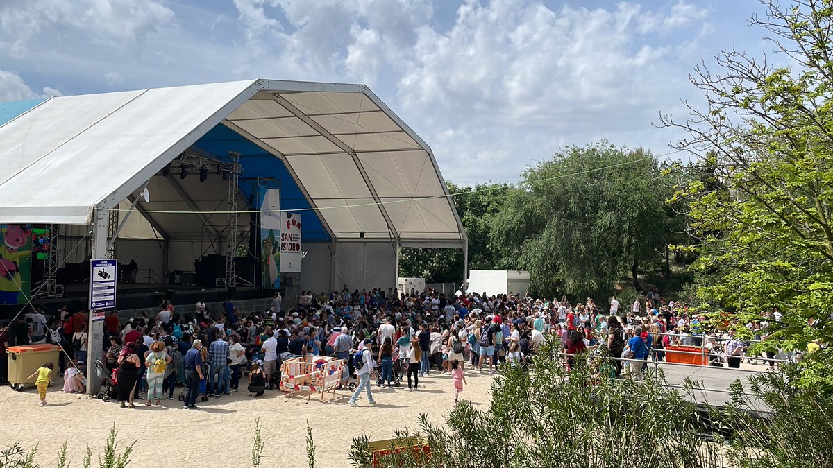 luquepaez's tweet photo. Falta de previsión por @ALCBDS_Cultura y @ALCBDS_Ayto en el Show de Coco y Pepe, con el parque abarrotado. No hay sillas suficientes y los niños no ven el espectáculo entre tanto adulto de pie.

No se juega con la ilusión de los peques de #Alcobendas 😞 https://t.co/4xrqA7elRe