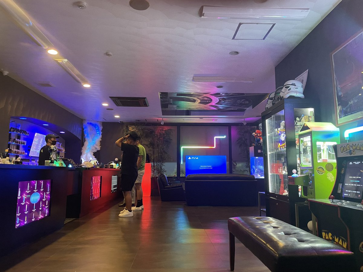 沖縄のMr Moon Vapesに来ました！
オーナーがアメリカ人で完全にアメリカのVapeショップです