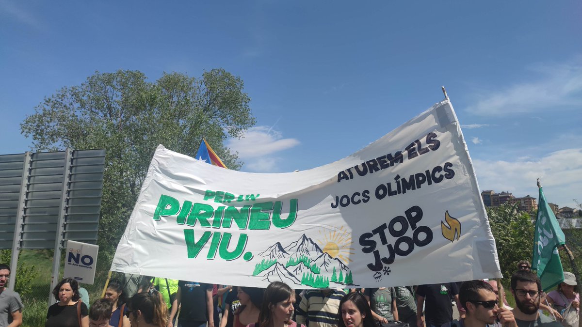 LaForja_Jovent's tweet photo. 🔴 La Forja som presents a la manifestació convocada per la plataforma @stopjjoo en contra del projecte de Jocs Olímpics d’hivern impulsat pel Govern d'Esquerra i Junts.

🌿 Defensem el territori, defensem el planeta i defensem la vida: volem un #PirineuViu!

[OBRIM FIL] 👇 https://t.co/Cupd8DJvnd