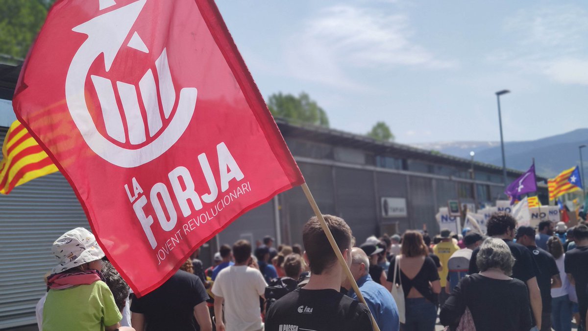 LaForja_Jovent's tweet photo. 🔴 La Forja som presents a la manifestació convocada per la plataforma @stopjjoo en contra del projecte de Jocs Olímpics d’hivern impulsat pel Govern d'Esquerra i Junts.

🌿 Defensem el territori, defensem el planeta i defensem la vida: volem un #PirineuViu!

[OBRIM FIL] 👇 https://t.co/Cupd8DJvnd