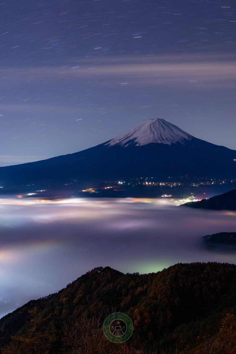 条件が揃った時にしか見ることのできない、街明かりに彩られた虹色の雲海と、冠雪の富士山の組み合わせが美しい。