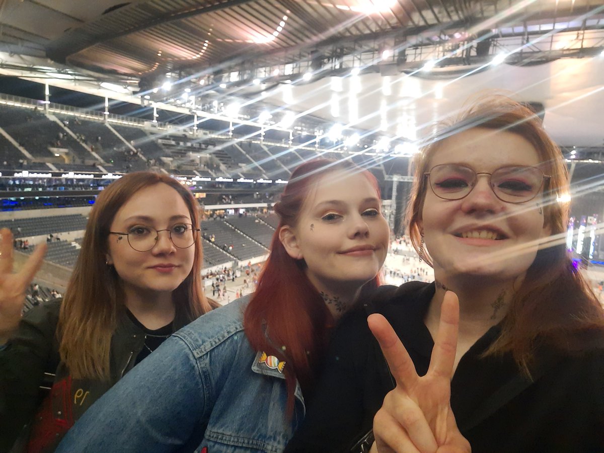 _juuliaaax3's tweet photo. we all had so much fun yesterday! We look a bit wasted because we cried so much out of happiness. Thank you for that amazing night ~ we will stay excited for next year !!❤️❤️❤️🔥🔥🔥 #kpopflexfrankfurt2023 #kpopflex #enhypen #ive #kai #mamamoo #gidle #ab6ix #nctdream https://t.co/JtWaO6YxHM