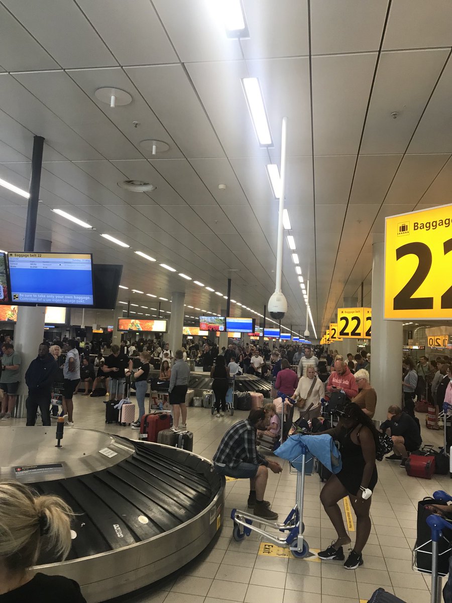 Er komt geen enkele koffer #schiphol #tui