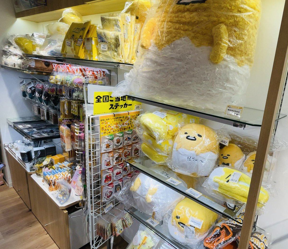 chopi195's tweet photo. #東京キャラクターストリート
#TBSSTORE
#ぐでたま

ここ最近、サンリオ公式ショップでは特にハブられ…いやお目にかかれなかったぐでたまグッズがこんなに…
黄色いのにプリンじゃない、これがまず感動ポイント！
東京駅行かれる方は存分に買い物を堪能してください。
あ、投票には全く繋がりまへん https://t.co/0reSQ47yJp