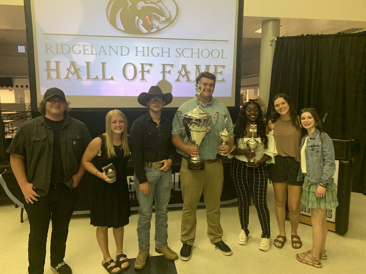 RidgelandTf's tweet photo. Big congratulations to @lcashmontgomery for being selected the Vonn Bell Male Athlete of the year! https://t.co/clGm6xRFDn