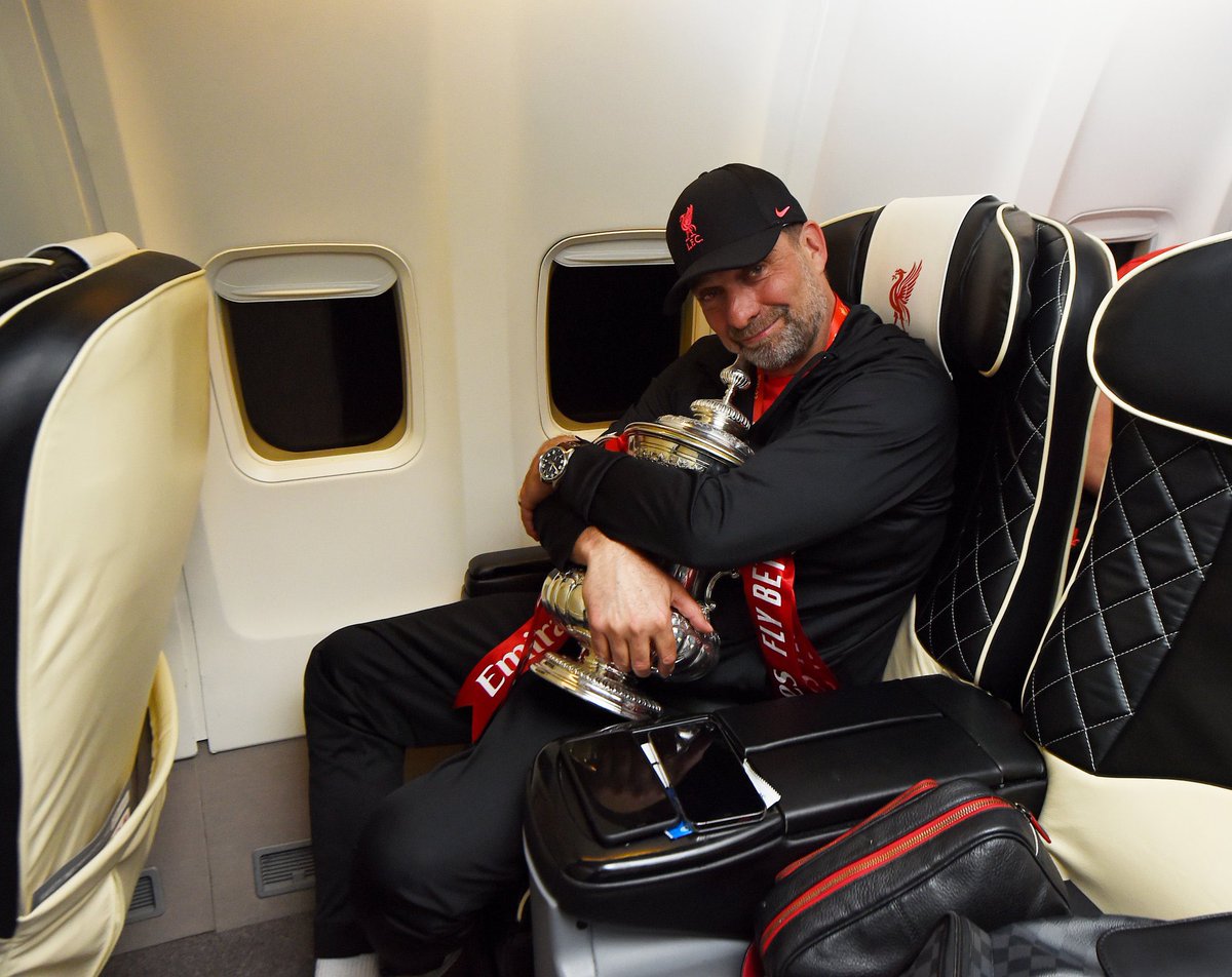 Pose sangar ❌
Pose 𝐠𝐞𝐦𝐨𝐲 ✅

Selamat, Bos! 🥰