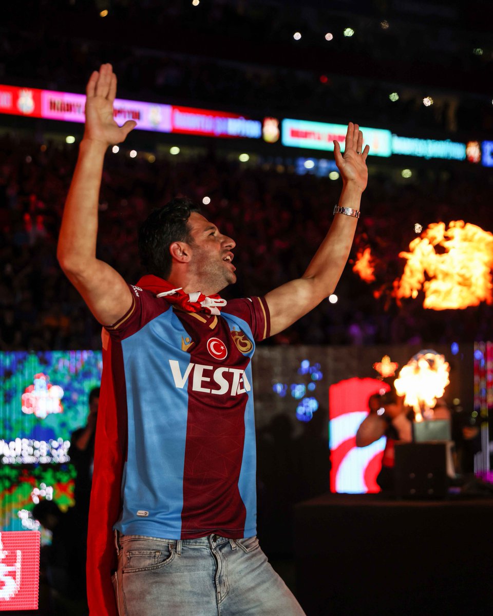 Trabzonspor's tweet photo. 𝓘̇𝓢𝓜𝓐𝓘̇𝓛 𝓚𝓞̈𝓨𝓑𝓐𝓢̧𝓘 #İnadıylaŞampiyon 🏆 https://t.co/RBvWgblyG3