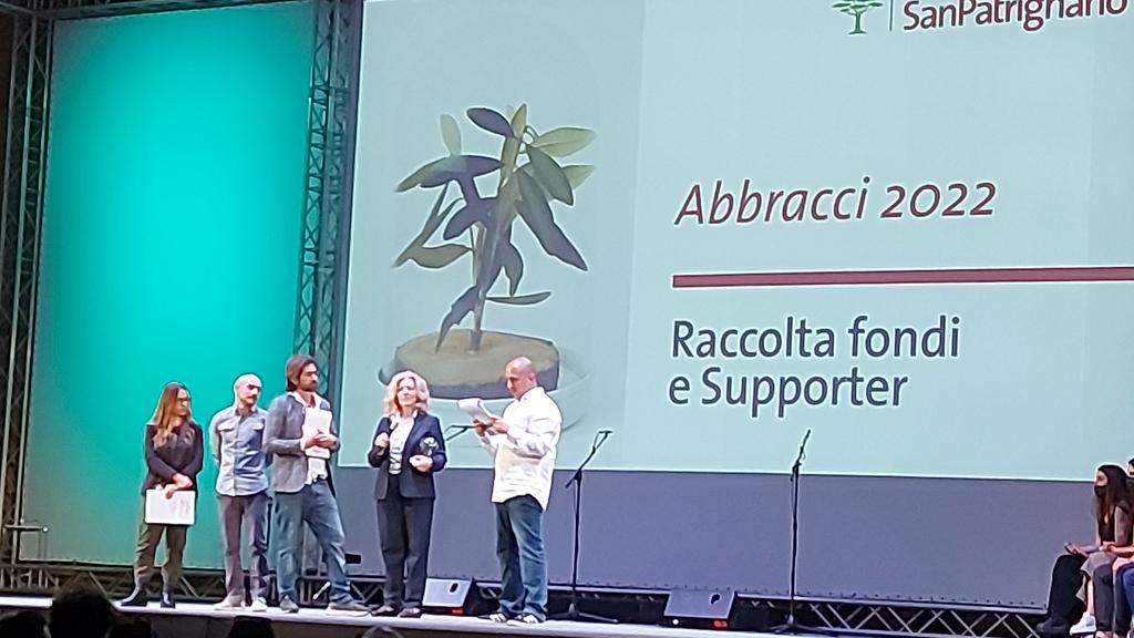 Categoria Raccolta fondi e supporter: premio Abbracci 2022 a Carlo Messina, Ceo @intesasanpaolo ritirato da Sofia Narducci