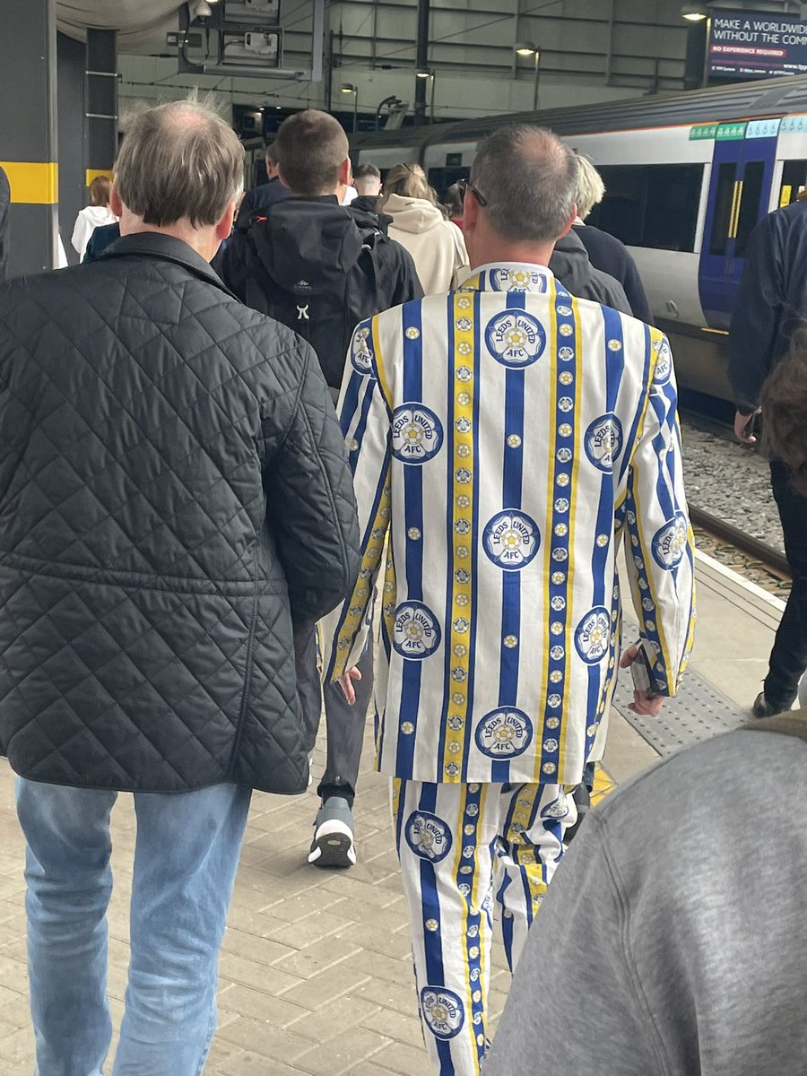 What an outfit #LUFC - RT!