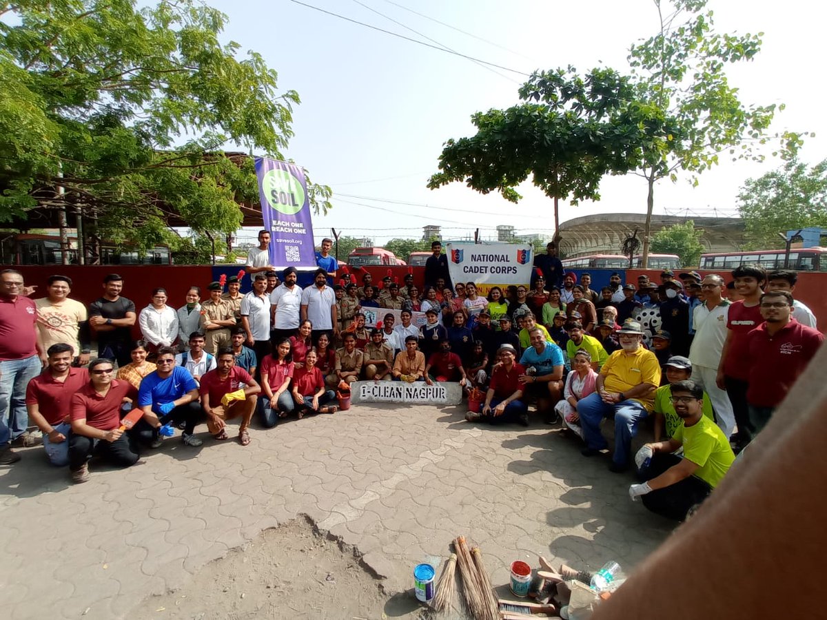 PRODefNgp's tweet photo. Cadets &amp; Ustads of 4 Naval &amp; 20  Maharashtra Bn NCC Nagpur, along with volunteers of "I Clean Nagpur"  &amp; "Save Soil campaign" participated in the cleaning drive in city.

They also facelifted the walls by applying water bound paint &amp; decorating it with Worli Art. 

@HQ_DG_NCC https://t.co/KbjOHSfYL4