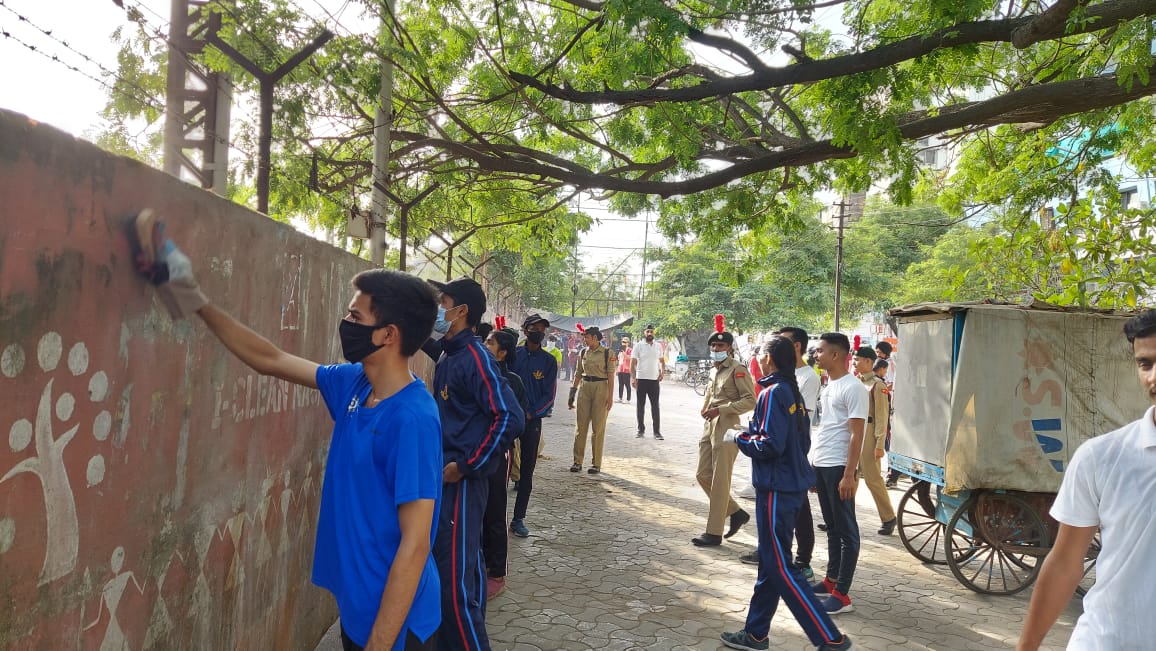PRODefNgp's tweet photo. Cadets &amp; Ustads of 4 Naval &amp; 20  Maharashtra Bn NCC Nagpur, along with volunteers of "I Clean Nagpur"  &amp; "Save Soil campaign" participated in the cleaning drive in city.

They also facelifted the walls by applying water bound paint &amp; decorating it with Worli Art. 

@HQ_DG_NCC https://t.co/KbjOHSfYL4