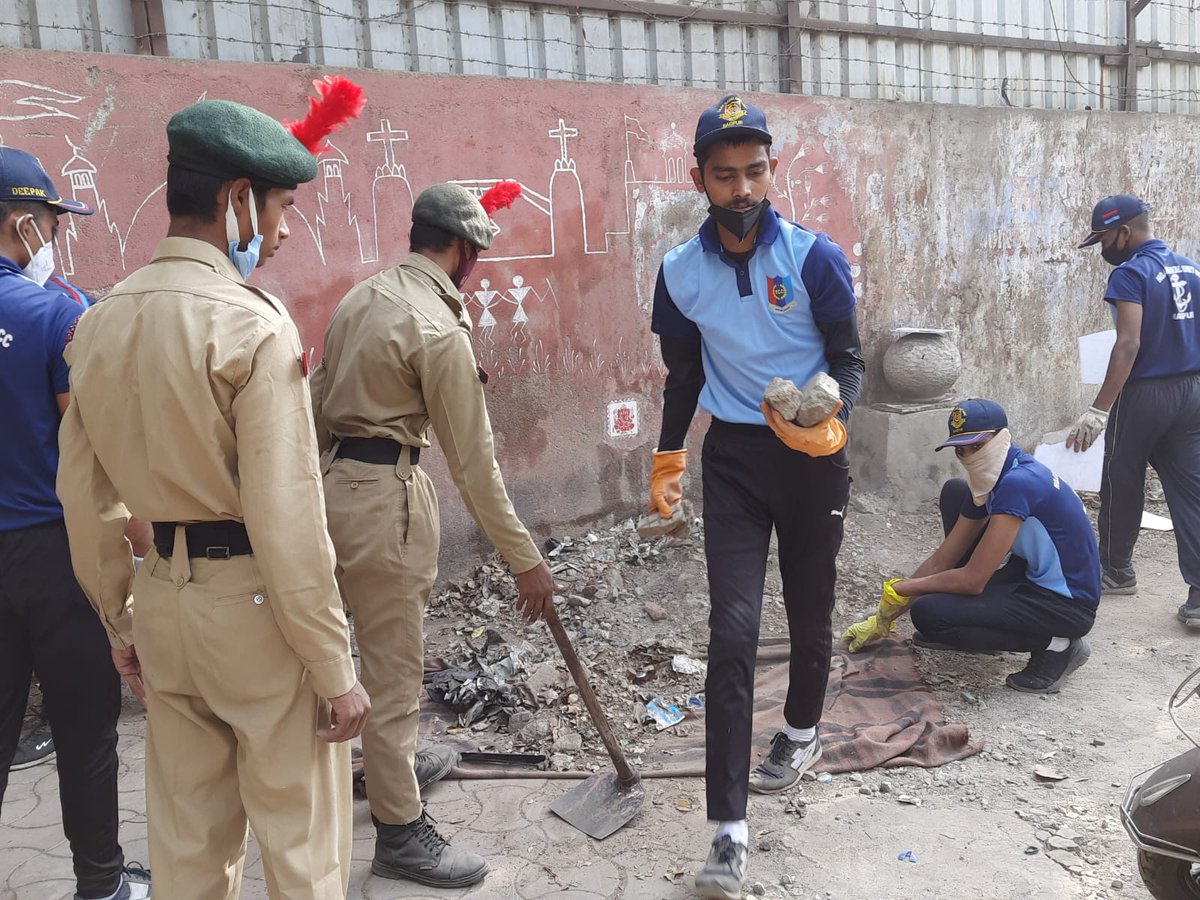 PRODefNgp's tweet photo. Cadets &amp; Ustads of 4 Naval &amp; 20  Maharashtra Bn NCC Nagpur, along with volunteers of "I Clean Nagpur"  &amp; "Save Soil campaign" participated in the cleaning drive in city.

They also facelifted the walls by applying water bound paint &amp; decorating it with Worli Art. 

@HQ_DG_NCC https://t.co/KbjOHSfYL4