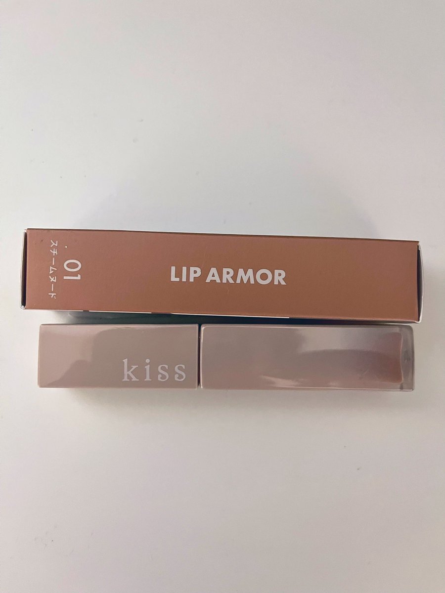 KieFuCosmeApp's tweet photo. 今バズってるリップ💄
kissのリップアーマーGETしたのでレポしていきます😉🤍
私は01番のスチームヌード購入しました✨
手に塗るとけっこうオレンジ味強いですが唇に塗ると綺麗に色づいてくれます🤍
シーンを問わず合わせやすい色味です♪
気になる方は是非チェックしてみてくださいね💞#今日のメイク https://t.co/ll7CT8Mc4Q