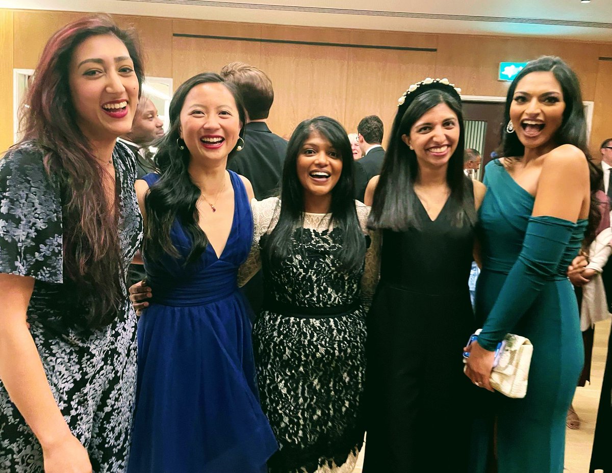 The LadyPods @RNOHRotation annual trainee dinner. 
@RCSnews @karenkchui @RianaPat @orthopodwoman #ILookLikeASurgeon #womeninsurgery #Diversity #futureofsurgery