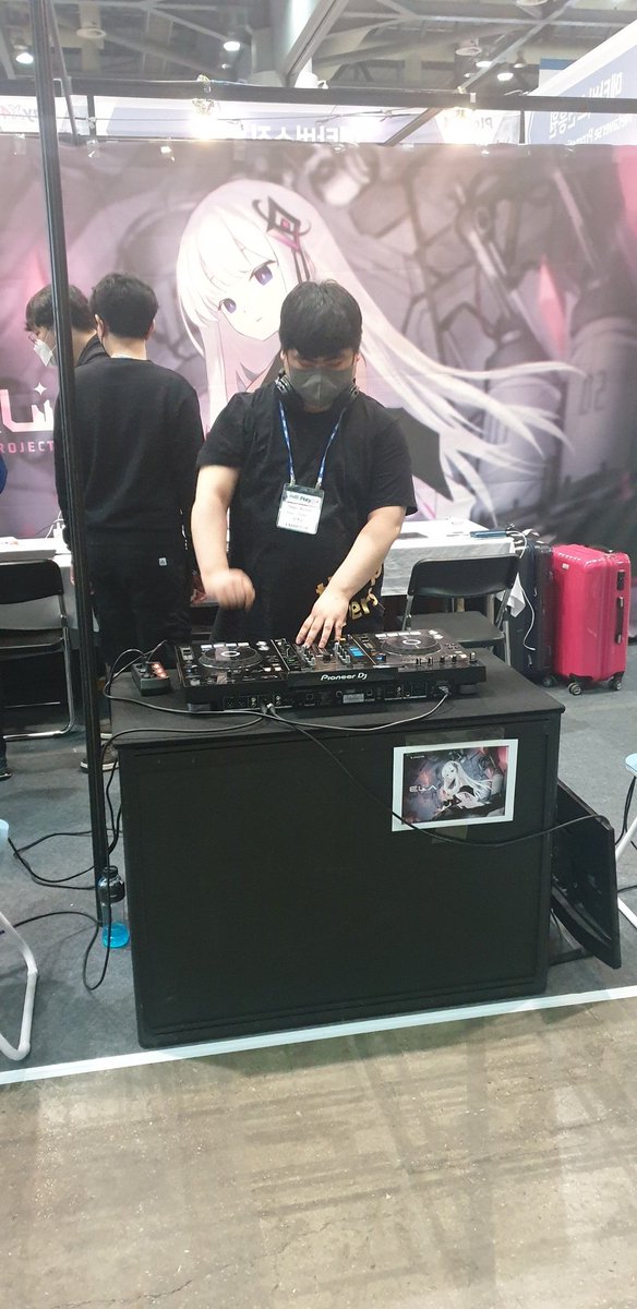 AKi_Sound's tweet photo. 플레이엑스포 팀 아크스타 부스에서 잠시 짧게 디제잉을 했던 에이키입니다.

잠시 시연용 장비 정비를 갖는 시간을 어떻게 채울까 하다가 나온 아이디어로 살짝 뛰어보았습니다 ㅎㅎ

저희 아크스타에서 개발하는 리듬게임 ELLIA, 그리고 현재도 서비스중인 오버래피드 둘 다 많이 사랑해주세요! https://t.co/hlJ1fwUzMR