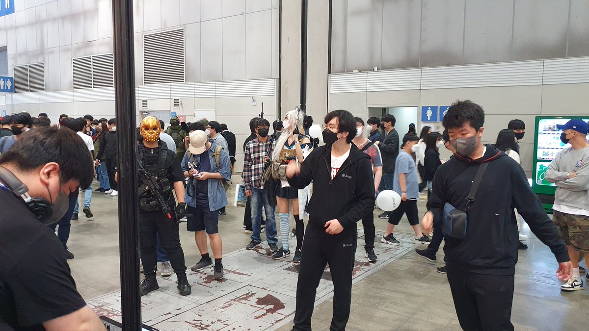 AKi_Sound's tweet photo. 플레이엑스포 팀 아크스타 부스에서 잠시 짧게 디제잉을 했던 에이키입니다.

잠시 시연용 장비 정비를 갖는 시간을 어떻게 채울까 하다가 나온 아이디어로 살짝 뛰어보았습니다 ㅎㅎ

저희 아크스타에서 개발하는 리듬게임 ELLIA, 그리고 현재도 서비스중인 오버래피드 둘 다 많이 사랑해주세요! https://t.co/hlJ1fwUzMR