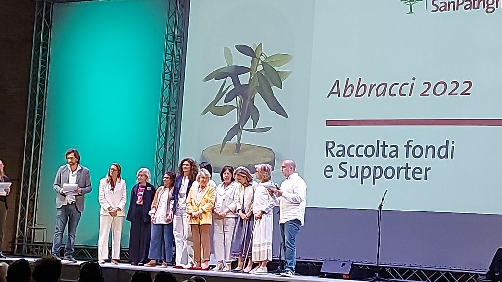 Premio Abbracci 2022 alle Ambasciatrici di San Patrignano, per essere una presenza costante al fianco delle ragazze e dei ragazzi della Comunità