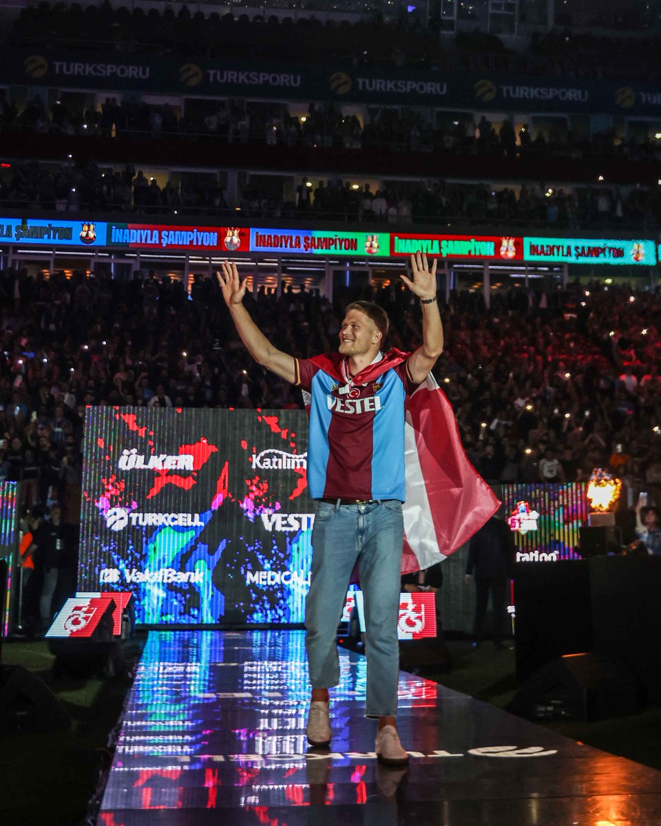 Trabzonspor's tweet photo. 𝔄𝔫𝔡𝔯𝔢𝔞𝔰 ℭ𝔬𝔯𝔫𝔢𝔩𝔦𝔲𝔰 #İnadıylaŞampiyon 🏆 https://t.co/becrlS4D4j