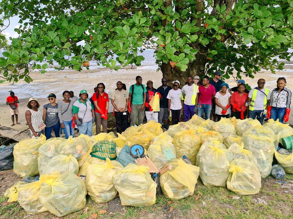 MoubaStephen's tweet photo. Toujours admiratif de ces #OSC et volontaires mobilisés chaque week-end pour nos #plages notre #environnement notre #bienêtre !
Soutenons les !
Bravo à tous #Okiri #LaMarchePro #OumarBalde 
#plasticpollution #recycling 

@LeeWhiteCBE @OMS_GABON @MairieLbv @CLEANAFRICA2 https://t.co/FwJwut9kIS