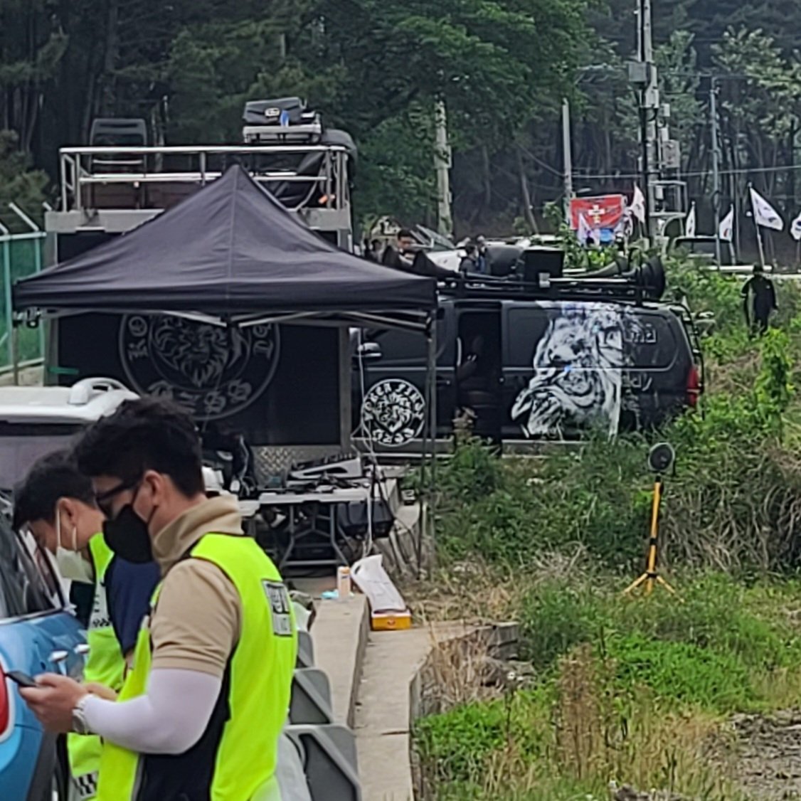 me1000nom's tweet photo. 이 사진 안올릴까 했는데 문대통령님 사저로 들어가는 입구에 저리 큰 스피커를 대놓고 박정희 국민교육헌장에 욕설을 퍼붓고 경찰들은 저러고 있더라..

무언가 조치를 취해줬으면 좋겠습니다.. https://t.co/XnIReL2ZS8