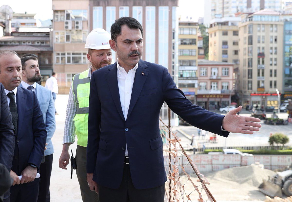murat_kurum's tweet photo. Rize Çarşı Mahallemizde sürdürdüğümüz kentsel dönüşüm alanında incelemelerde bulunduk.

Sağlam ve güvenli evlerimizi yıl sonuna kadar tamamlayarak hak sahibi hemşehrilerimizi yeni, sıcak yuvalarına kavuşturacak; çarşı merkezimizi vatandaşlarımızın yeni yaşam alanı yapacağız. 🏡🌳 https://t.co/7ZDIv2H0uZ