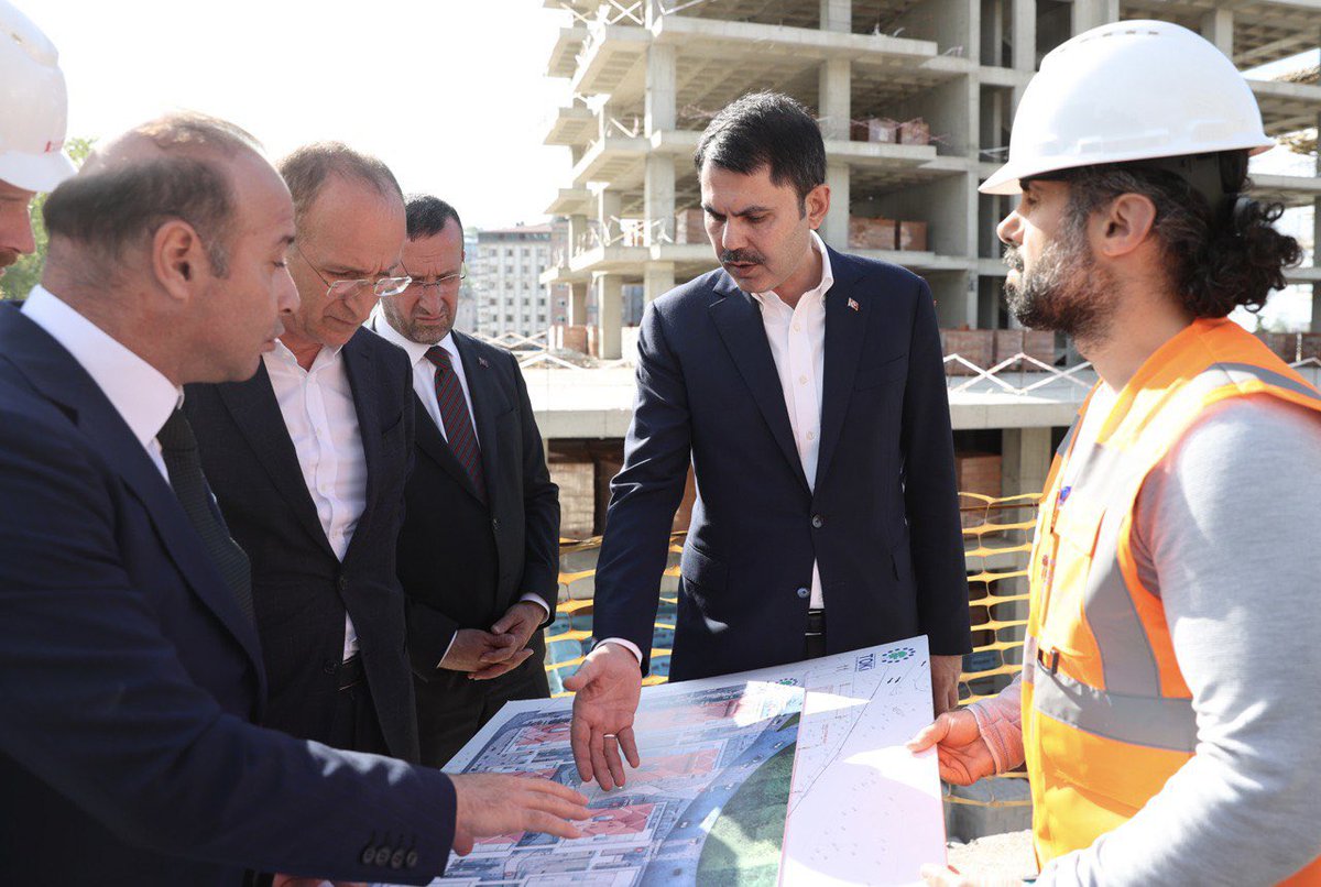 murat_kurum's tweet photo. Rize Çarşı Mahallemizde sürdürdüğümüz kentsel dönüşüm alanında incelemelerde bulunduk.

Sağlam ve güvenli evlerimizi yıl sonuna kadar tamamlayarak hak sahibi hemşehrilerimizi yeni, sıcak yuvalarına kavuşturacak; çarşı merkezimizi vatandaşlarımızın yeni yaşam alanı yapacağız. 🏡🌳 https://t.co/7ZDIv2H0uZ
