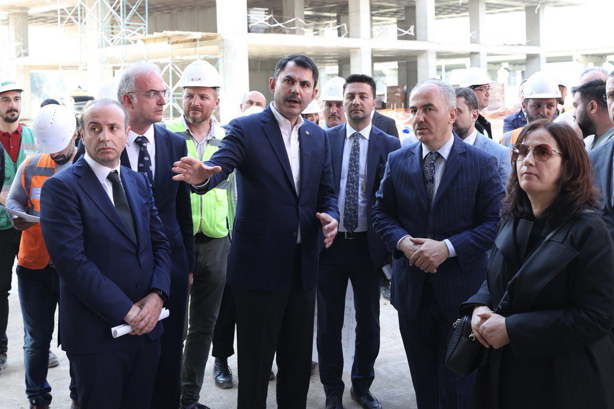 murat_kurum's tweet photo. Rize Çarşı Mahallemizde sürdürdüğümüz kentsel dönüşüm alanında incelemelerde bulunduk.

Sağlam ve güvenli evlerimizi yıl sonuna kadar tamamlayarak hak sahibi hemşehrilerimizi yeni, sıcak yuvalarına kavuşturacak; çarşı merkezimizi vatandaşlarımızın yeni yaşam alanı yapacağız. 🏡🌳 https://t.co/7ZDIv2H0uZ