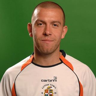 In the middle of a hundred singing Hatters in a pub in Luton 30 minutes before kick off on Friday. Legend.