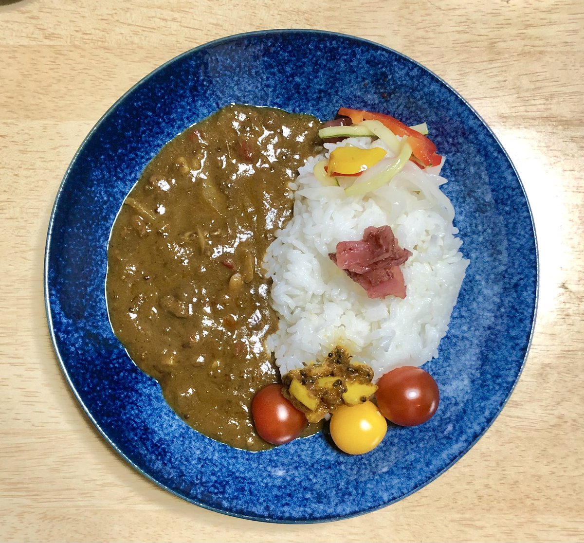 C93827693's tweet photo. 残念ながらカレーEXPOには���けなかったけど、おうちでレトルトカレーを食べました😊
こんな値段で旧ヤム邸さんのカレーを味わえるなんて、ハウス食品さんに感謝🙏
お昼に作ったレモンのピックルを添えて🍋
めっちゃ美味しかった〜✨ https://t.co/NAELFtc9ix