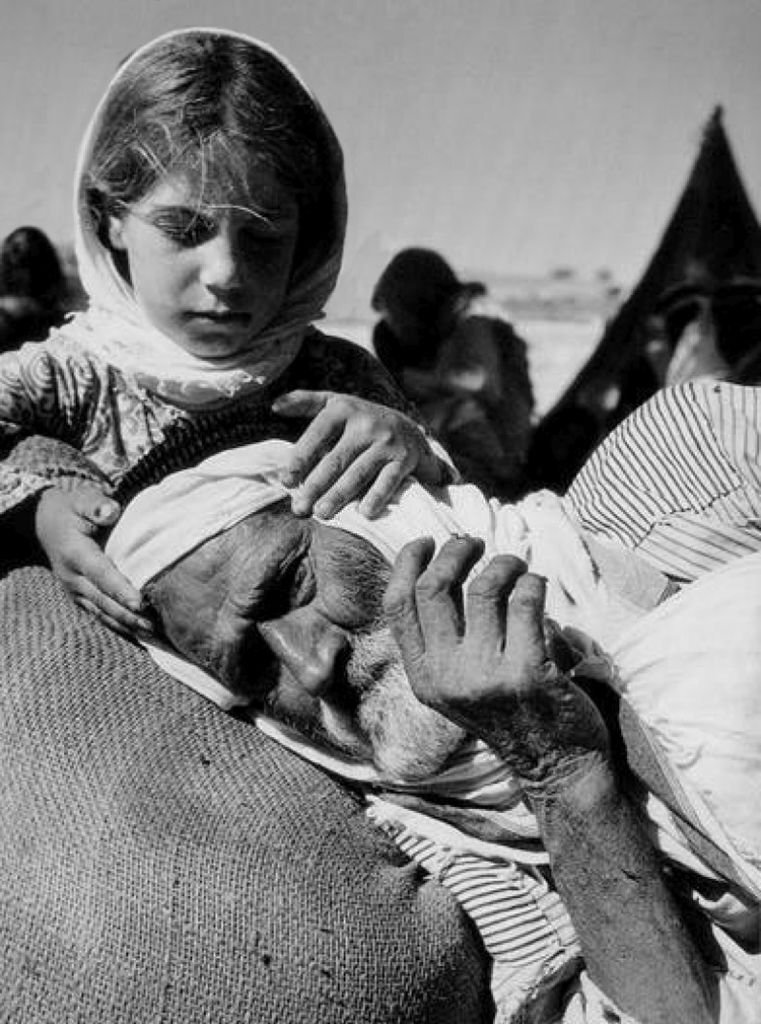 PalestinianPic's tweet photo. طفلة فلسطينية تواسي جدّها بعد طردهم من منازلهم خلال النكبة - 1948

📷Getty Images https://t.co/1nzRzKMkQM