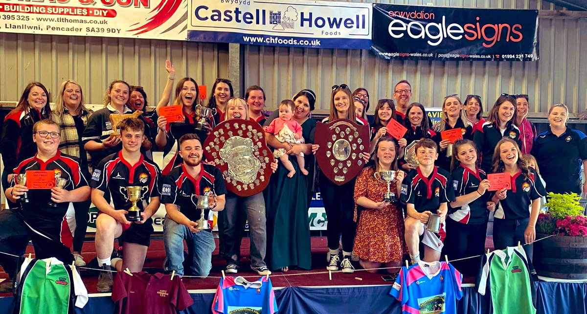 Llongyfarchiadau mawr i bob aelod o <a href="/CFfIPenybontYFC/">CFfI Penybont YFC</a> ar ennill Rali <a href="/cffisirgar/">CFfI Sir Gâr YFC</a>  a chipio tarian yr adran iau a hŷn am y tro cynta erioed yn yr un rali 🥳 Mor braf cael clonc gyda hwn a’r llall gydol y pnawn hefyd. #TataCovid 🤞