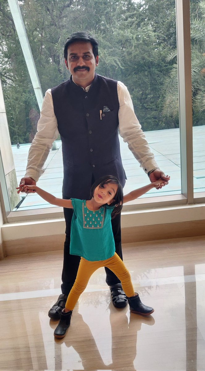HegdeNF's tweet photo. ಶರವೇಗದಲ್ಲಿ ಬೆಳೆಯುತ್ತಿರುವ ಕನ್ನಡದ ನ್ಯೂಸ್ ಫಸ್ಟ್ ಕನ್ನಡದ ನಾನು ನನ್ನ ಸಾಧನೆ  ಕಾರ್ಯಕ್ರಮದ ಸಾಧಕರ ಸನ್ಮಾನ ಸಮಾರಂಭದ ಮುಖ್ಯ ಆಕರ್ಷಣೆ, ಕಲರ್ಸ್ ಕನ್ನಡದ ನಮ್ಮಮ್ಮ ಸೂಪರ್ ಸ್ಟಾರ್ ವಿಜೇತೆ, ಬಾಲ ಪ್ರತಿಭೆ, ಮಾಸ್ಟರ್ ಆನಂದ್ ಅವರ ಮಗಳು, ಪುಟಾಣಿ  ವಂಶಿಕಾ ಜೊತೆಗೆ ಮಧುರ ಕ್ಷಣ..!
#NewsFirstKan
#Newsfirstlive
#NanuNannaSadhane https://t.co/4kIg2fPj4o