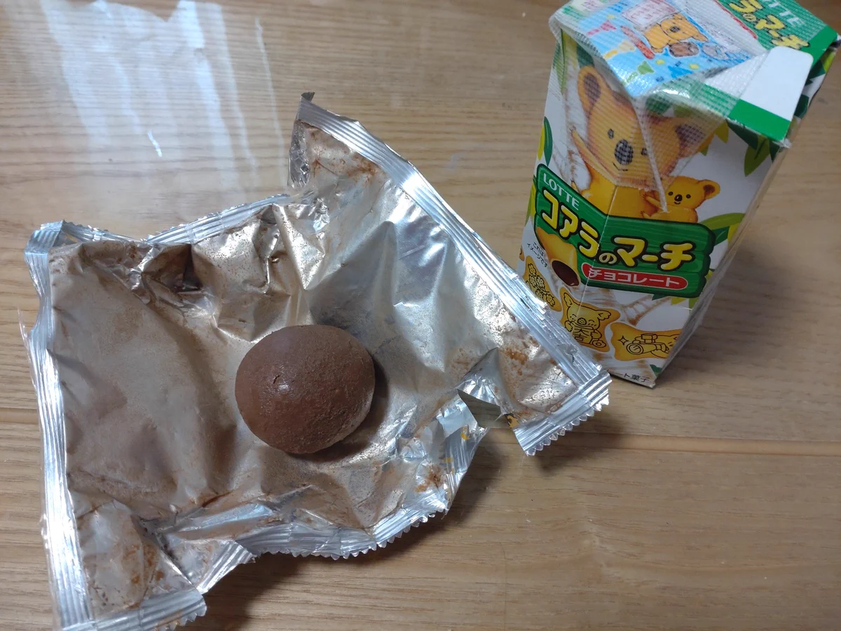 10年前に流行ったコアラのマーチで巨大チョコ玉を作った画像がまた話題になってる