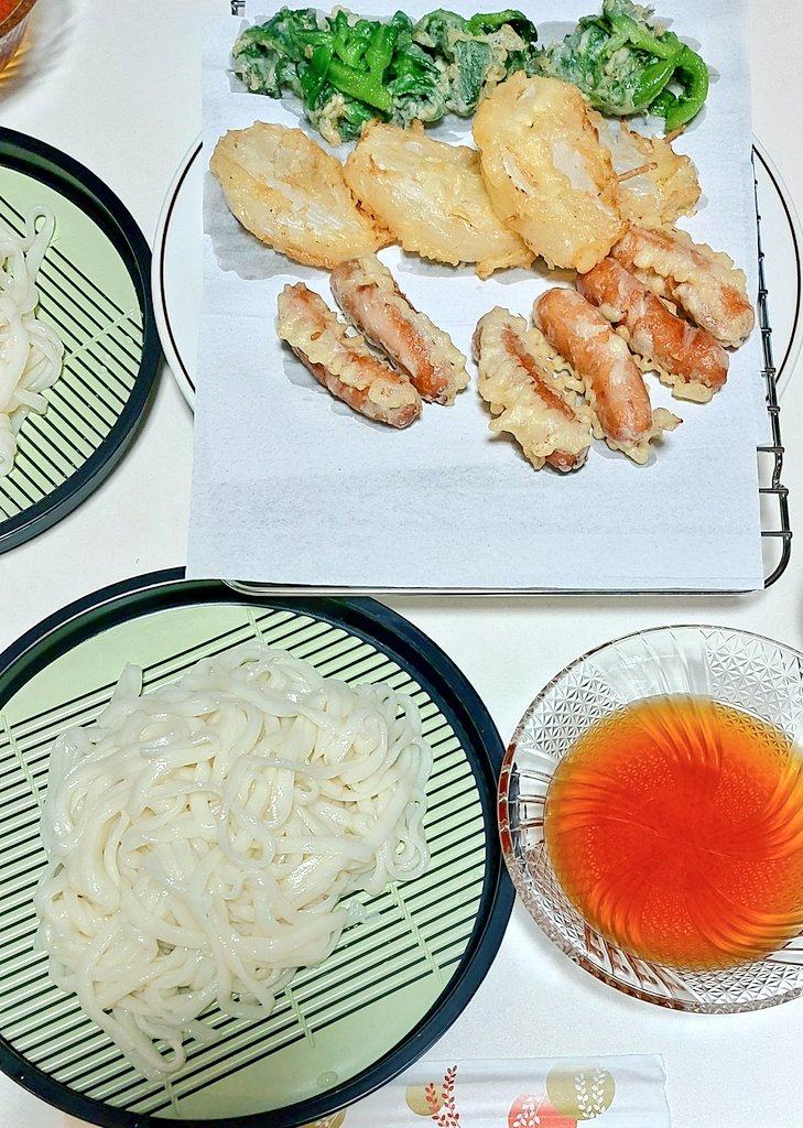 今日の晩御飯‼️
○天ぷら(新玉ねぎ・アイスプラント・ウインナー)
○ざるうどん
大好きなアイスプラントを大量に購入したので、サラダ以外の食べ方にチャレンジ‼️
高温で『サッ』と揚げたらサクサクに出来たよ✨
何も付けなくても美味しい❣️❣️❣️